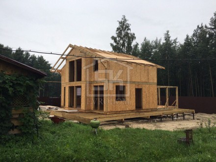 Строительство дома из СИП панелей по индивидуальному проекту в п.Озерки Ленинградской области.